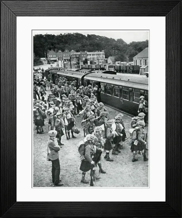 Framed Print : Scottish soldiers leaving for war in France, Sept 1939
