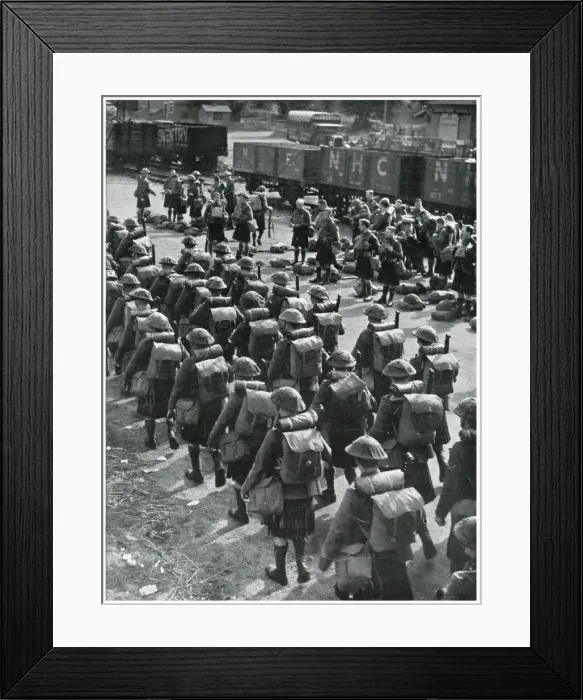 Framed Print : Scottish soldiers preparing to journey to France, Sept 1939 Framed Print : Scottish soldiers preparing to journey to France, Sept 1939