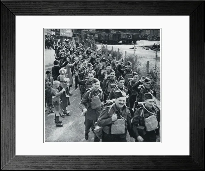 Framed Print : British soldiers smiling as they leave for France, Sept 1939 Framed Print : British soldiers smiling as they leave for France, Sept 1939