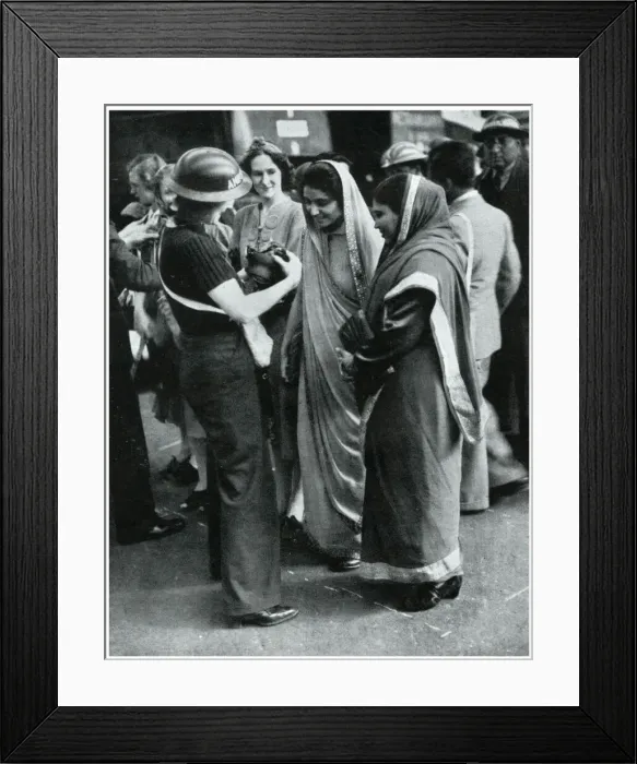 Framed Print : Female ambulance staff training volunteers, September 1939 Framed Print : Female ambulance staff training volunteers, September 1939
