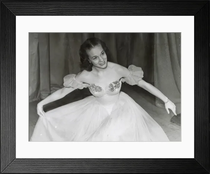 Framed Print : Julie Andrews Framed Print : Julie Andrews