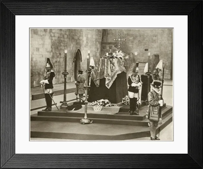 Framed Print : Over 5000 people an hour passed through Westminster Hall to pay their tributes to Framed Print : Over 5000 people an hour passed through Westminster Hall to pay their tributes to