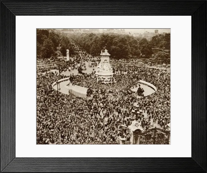 Framed Print : People celebrating VE Day congregating in front of Buckingham Palace where eventually