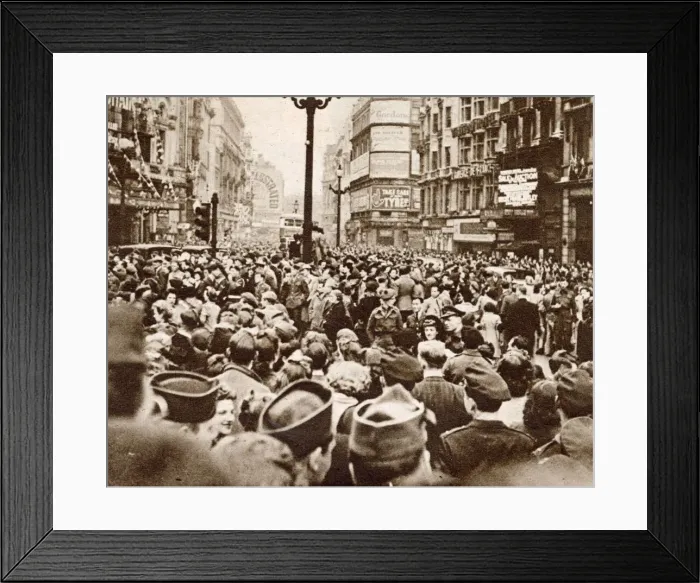 Framed Print : Crowds congregating in Piccadilly Circus, one of the focal points of celebrations on VE Framed Print : Crowds congregating in Piccadilly Circus, one of the focal points of celebrations on VE