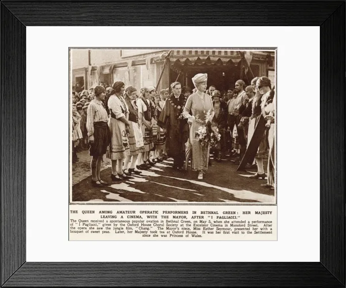 Framed Print : Queen Mary on a visit to Bethnal Green in the east end of London Framed Print : Queen Mary on a visit to Bethnal Green in the east end of London