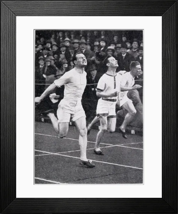 Framed Print : John Rinkel wins the 100-yards in even time (10sec) at the 1927 Varsity (Inter-University) Sports - a triumphant meeting for the Cambridge team. Date: 1927