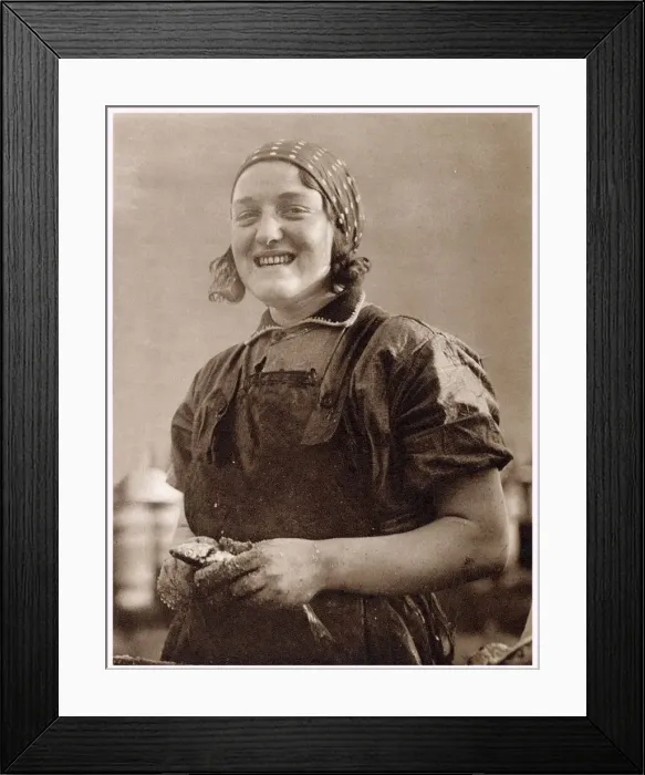 Framed Print : Scottish Fisher-Woman in Great Yarmouth 1932