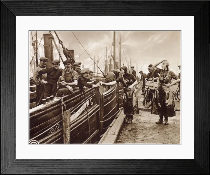 Framed Print : Scottish Fisher-Women in Great Yarmouth 1932 Framed Print : Scottish Fisher-Women in Great Yarmouth 1932