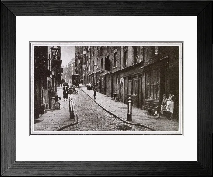 Framed Print : Little Italy in London - Eyre Street in Clerkenwell in the 1920s, an area with a large Italian community. Date: 1924 Framed Print : Little Italy in London - Eyre Street in Clerkenwell in the 1920s, an area with a large Italian community. Date: 1924