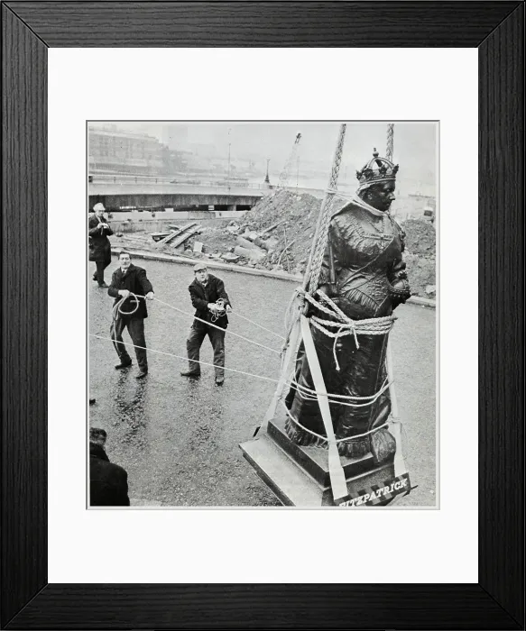 Framed Print : Statue of Queen Victoria re-located - Blackfriars Bridge Framed Print : Statue of Queen Victoria re-located - Blackfriars Bridge