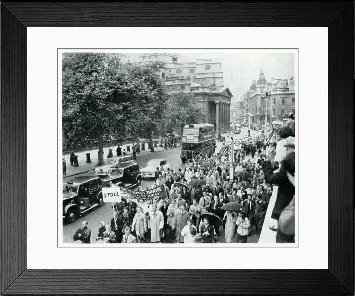 Framed Print : Vivien Leigh & Laurence Olivier protest - St James's Theatre Framed Print : Vivien Leigh & Laurence Olivier protest - St James's Theatre