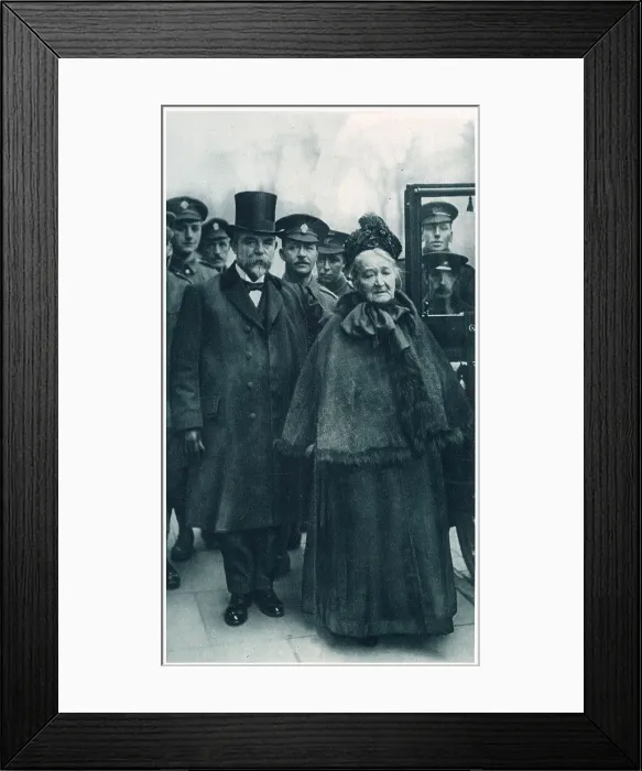Framed Print : Fallen solder's mother receiving Victoria Cross Framed Print : Fallen solder's mother receiving Victoria Cross