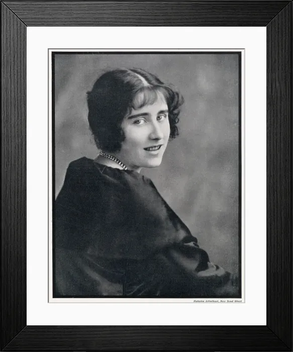 Framed Print : Lady Elizabeth Bowes-Lyon (1900 - 2002), year before her engagement to the Duke of York, Albert (later King George VI). Queen consort to King George VI and the mother of Queen Elizabeth II. Date: March 1922 Framed Print : Lady Elizabeth Bowes-Lyon (1900 - 2002), year before her engagement to the Duke of York, Albert (later King George VI). Queen consort to King George VI and the mother of Queen Elizabeth II. Date: March 1922