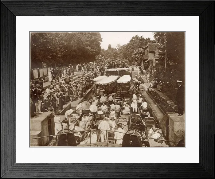 Framed Print : Crowded Boulter's Lock in Maidenhead, on Ascot Sunday. Date: June 1924 Framed Print : Crowded Boulter's Lock in Maidenhead, on Ascot Sunday. Date: June 1924