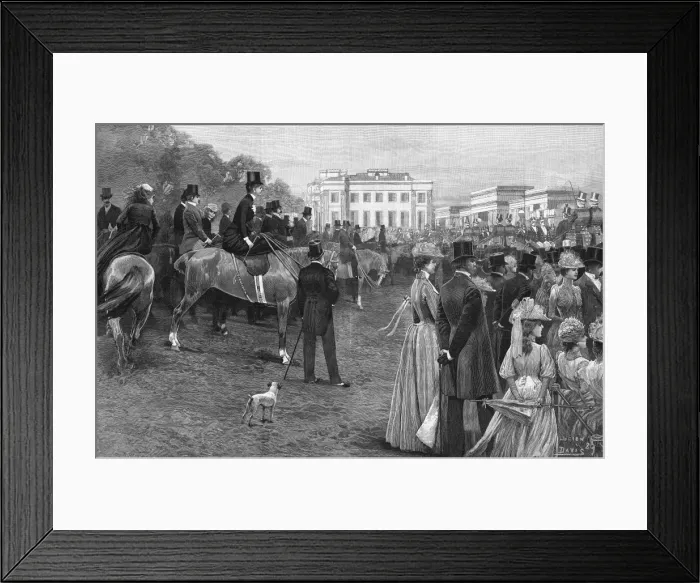 Framed Print : Fashionable people in Hyde Park, Central London