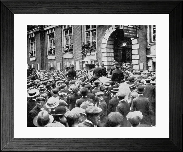 Framed Print : Recruiting for the War in 1914 Framed Print : Recruiting for the War in 1914