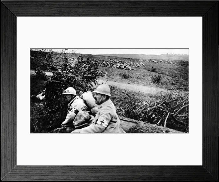 Framed Print : French infantry creeping forward on the Western Front Framed Print : French infantry creeping forward on the Western Front