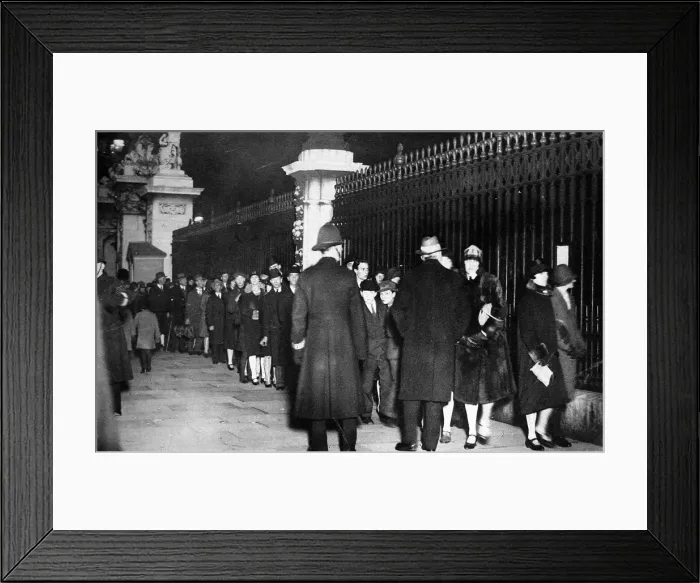 Framed Print : Night scene outside the gates of Buckingham Palace. Crowds w Framed Print : Night scene outside the gates of Buckingham Palace. Crowds w