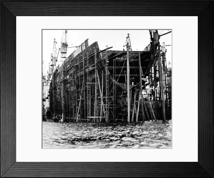 Framed Print : R. M. S. Queen Mary, Clydebank, December 1931 Framed Print : R. M. S. Queen Mary, Clydebank, December 1931
