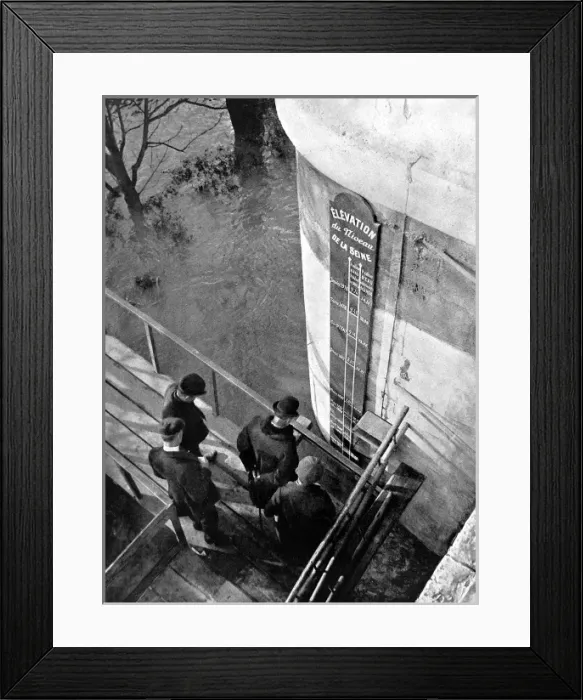 Framed Print : The Flood-Scale on the Pont Neuf, Paris, November 1910 Framed Print : The Flood-Scale on the Pont Neuf, Paris, November 1910