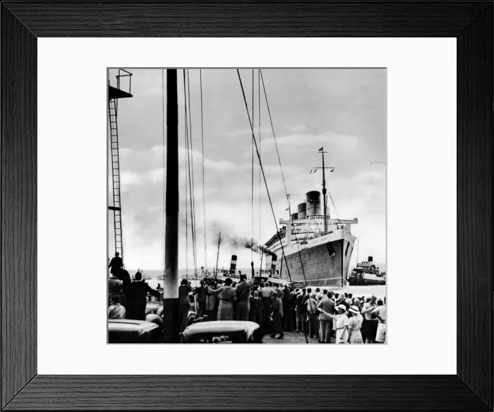 Framed Print : R. M. S. Queen Mary Arriving at Southampton, 1936 Framed Print : R. M. S. Queen Mary Arriving at Southampton, 1936