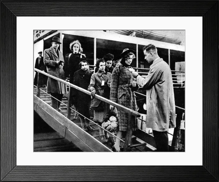 Framed Print : Jewish Refugee Children Arriving in Harwich, 1938 Framed Print : Jewish Refugee Children Arriving in Harwich, 1938