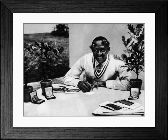 Framed Print : Jesse Owens (1913-1980) Framed Print : Jesse Owens (1913-1980)