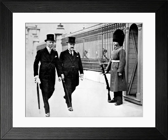 Framed Print : Sir William Waldron and Sir John Laurie outside Buckingham P