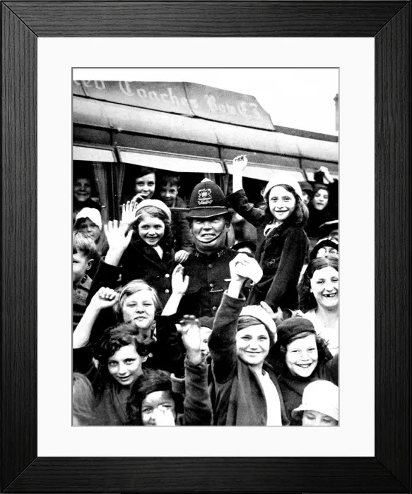 Framed Print : Policeman and Children, West India Docks, London, 1936 Framed Print : Policeman and Children, West India Docks, London, 1936