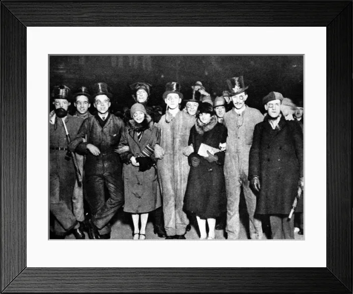 Framed Print : Monocled Glasgow University Undergraduates, 1926 Framed Print : Monocled Glasgow University Undergraduates, 1926