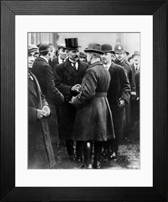 Framed Print : Ramsay MacDonald leaving Buckingham Palace, 1924