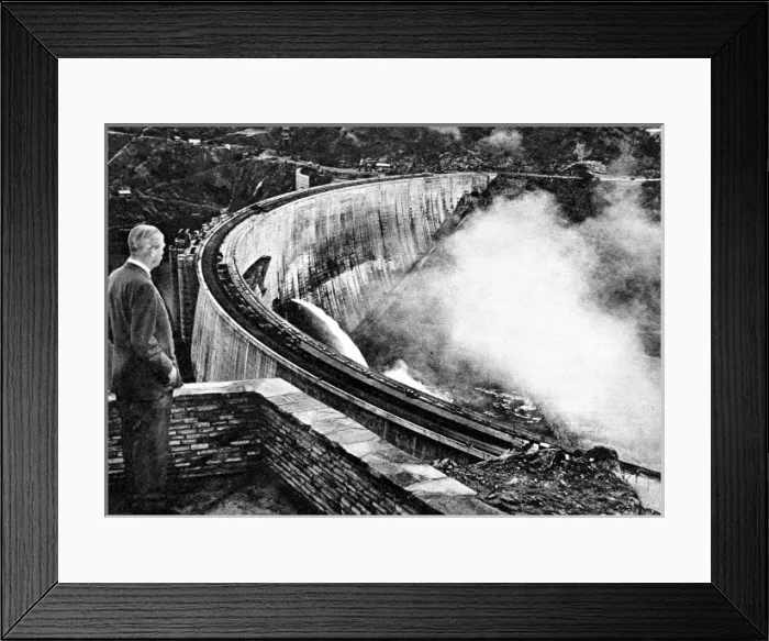 Framed Print : Harold Macmillan looking at the Kariba Dam, 1960 Framed Print : Harold Macmillan looking at the Kariba Dam, 1960