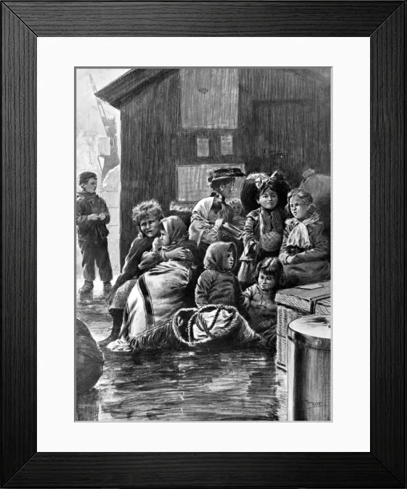 Framed Print : Immigrants at the docks, London, 1904 Framed Print : Immigrants at the docks, London, 1904