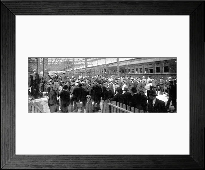 Framed Print : Immigrants arriving at Winnipeg, Canada, 1909 Framed Print : Immigrants arriving at Winnipeg, Canada, 1909