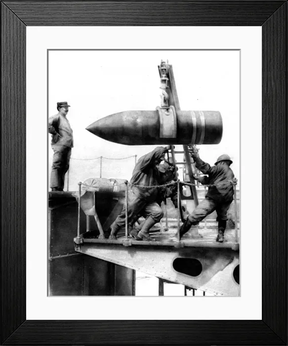 Framed Print : French soldiers hoisting an artillery shell Framed Print : French soldiers hoisting an artillery shell