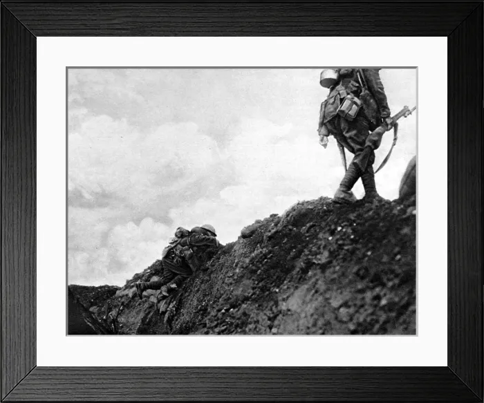 Framed Print : Canadian Infantrymen attack, France, 1916 Framed Print : Canadian Infantrymen attack, France, 1916