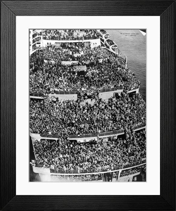 Framed Print : American Soldiers on the liner Queen Elizabeth, 1945 Framed Print : American Soldiers on the liner Queen Elizabeth, 1945