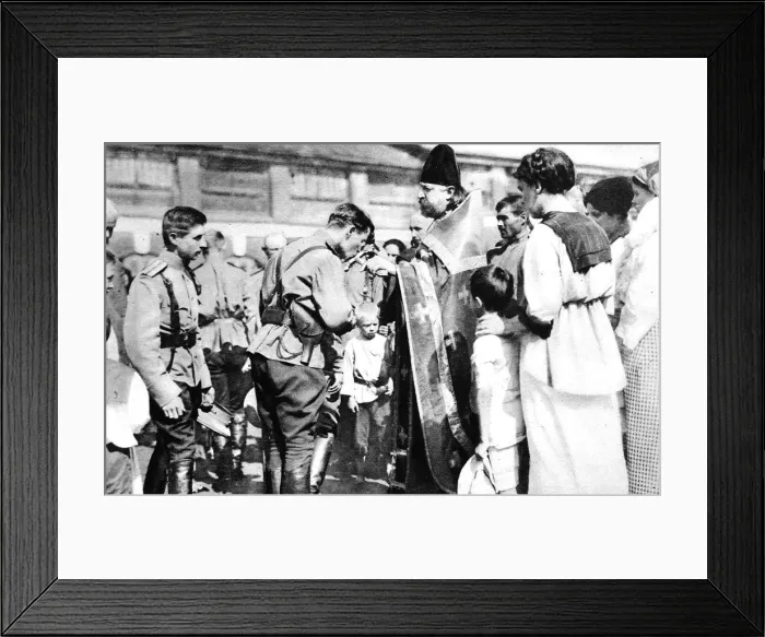 Framed Print : A Russian soldier kissing the cross before leaving for the front