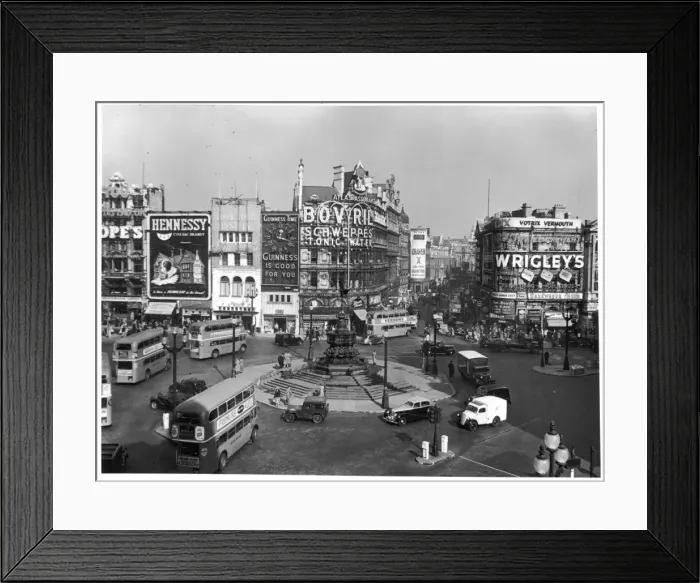 Framed Print : Piccadilly Circus, London, 1952 Framed Print : Piccadilly Circus, London, 1952