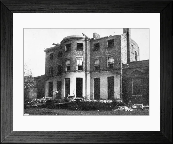Framed Print : Broomfield, Clapham, London, 1904 Framed Print : Broomfield, Clapham, London, 1904