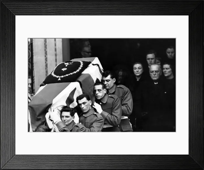 Framed Print : Winston Churchills funeral, coffin bearers carrying Churchi Framed Print : Winston Churchills funeral, coffin bearers carrying Churchi