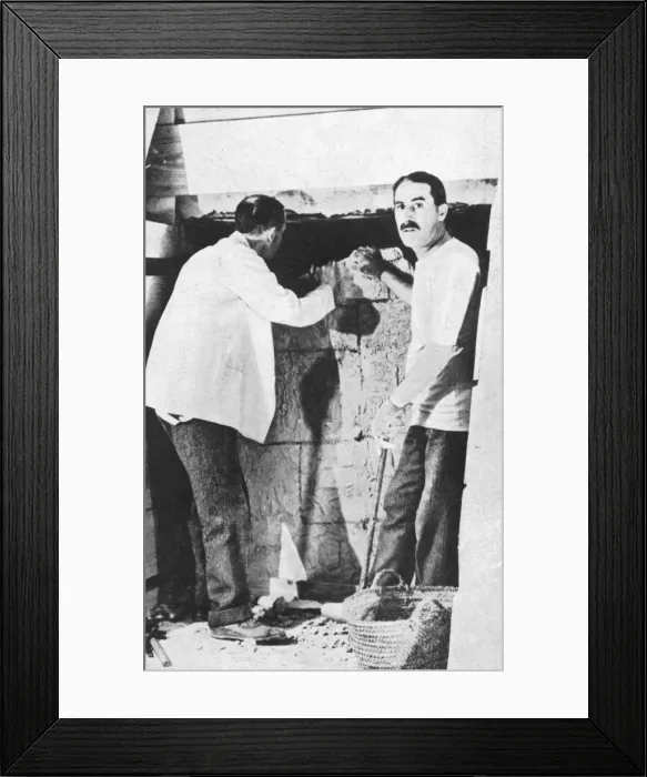 Framed Print : Lord Carnarvon and Howard Carter in Tutankamens Tomb, Egypt