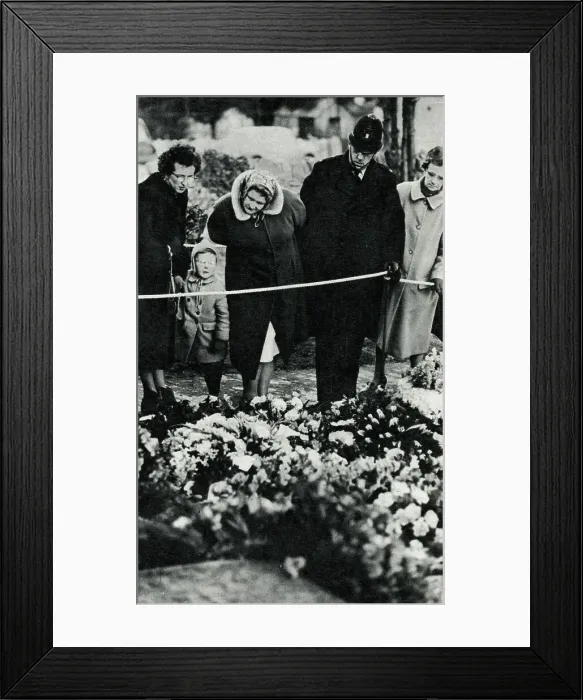Framed Print : Winston Churchill's funeral, mourners reading messages left Framed Print : Winston Churchill's funeral, mourners reading messages left