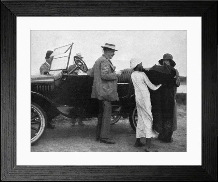 Framed Print : Lord Carnarvon preparing to reach the Valley of the Tombs of Framed Print : Lord Carnarvon preparing to reach the Valley of the Tombs of