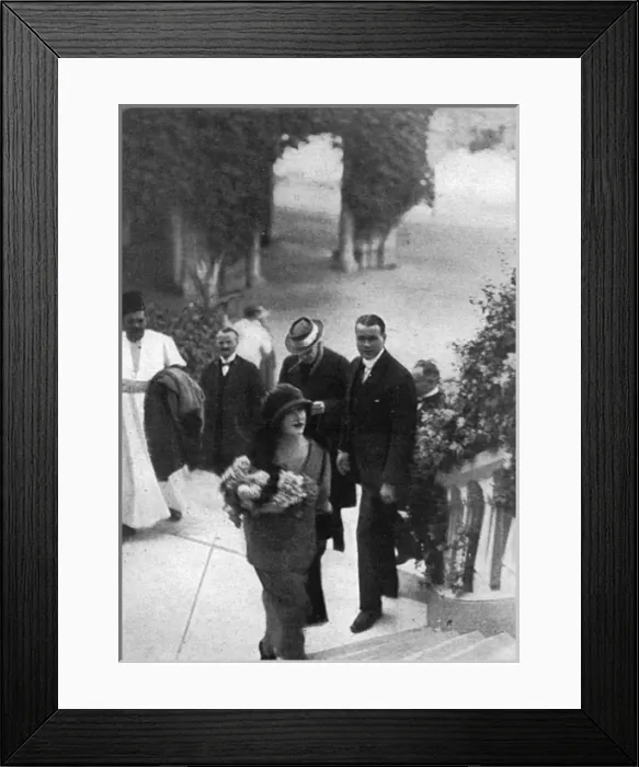 Framed Print : Lord Carnarvon arrives at Luxor with his daughter Framed Print : Lord Carnarvon arrives at Luxor with his daughter