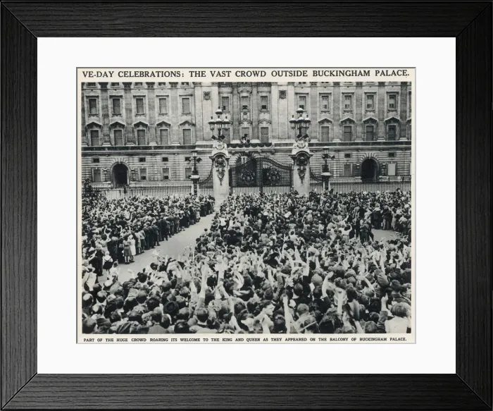 Framed Print : VE Day. Outside Buckingham Palace Framed Print : VE Day. Outside Buckingham Palace