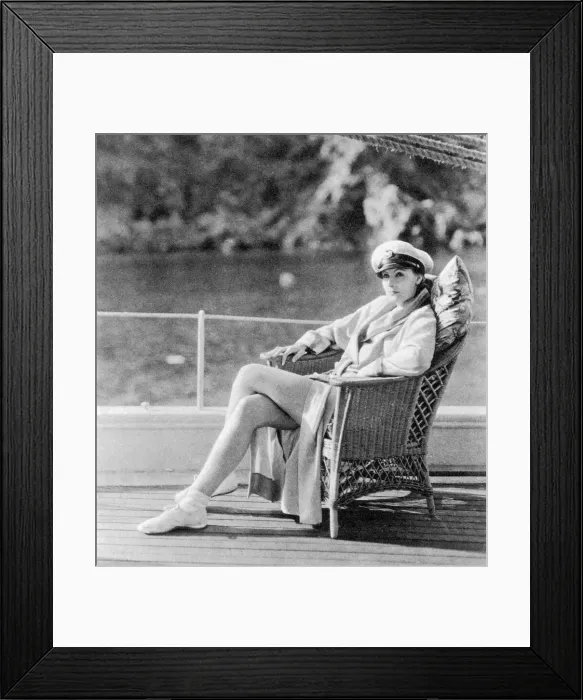 Framed Print : Greta Garbo (1905-1990) Framed Print : Greta Garbo (1905-1990)