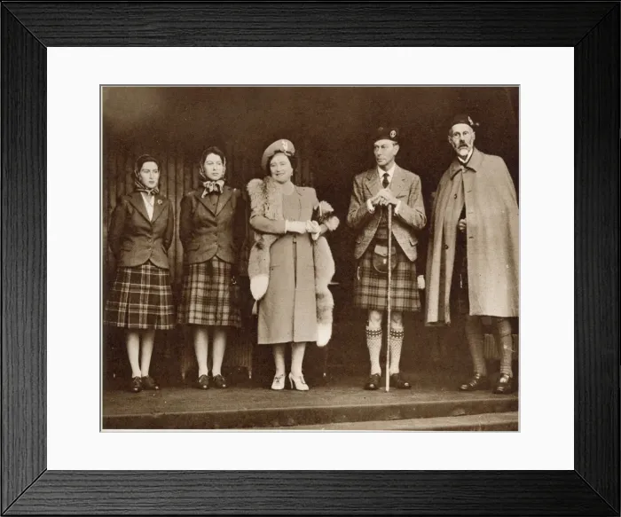 Framed Print : King George VI and Queen Elizabeth, with Princesses Elizabet Framed Print : King George VI and Queen Elizabeth, with Princesses Elizabet