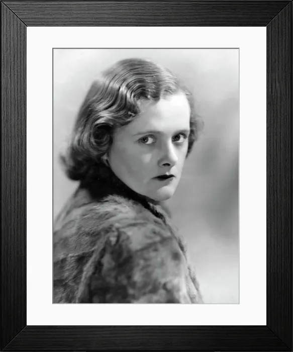 Framed Print : Daphne Du Maurier Framed Print : Daphne Du Maurier