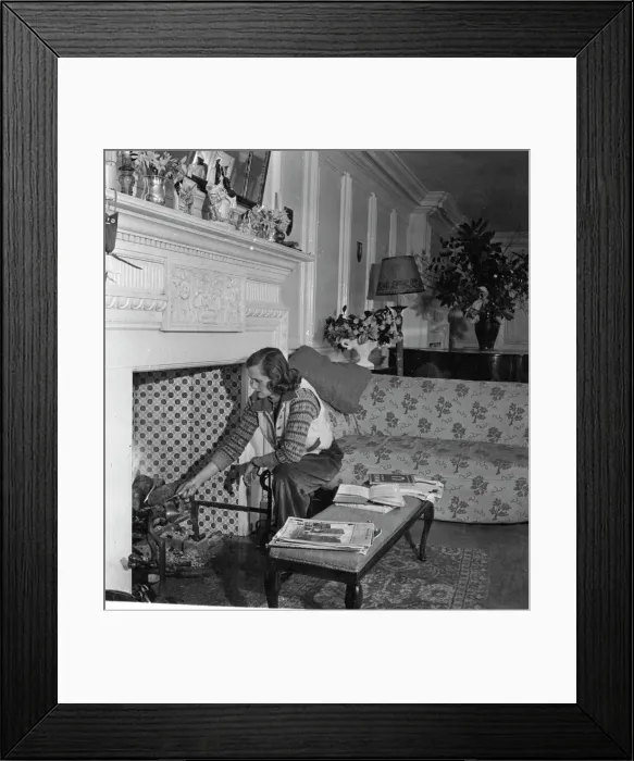 Framed Print : Daphne Du Maurier Framed Print : Daphne Du Maurier